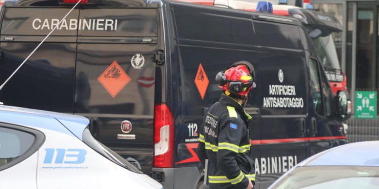 Allarme bomba nel Milanese, sei centri commerciali evacuati
