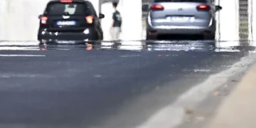 Pneumatici, batterie, interni e carrozzerie: l’auto si scioglie al sole