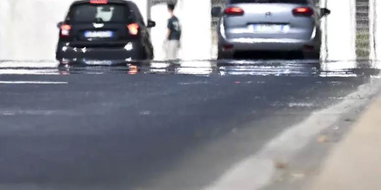 Pneumatici, batterie, interni e carrozzerie: l’auto si scioglie al sole