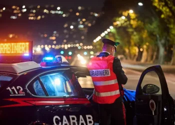 Tentano di sedare una rissa, carabinieri aggrediti nella zona rossa a Cagliari