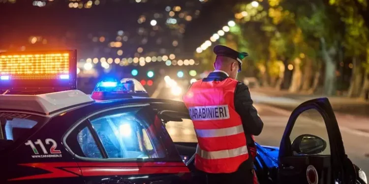 Tentano di sedare una rissa, carabinieri aggrediti nella zona rossa a Cagliari