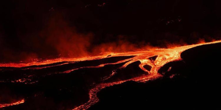 Eruzione Etna, sospesi fino alle 18 i voli all’aeroporto di Catania
