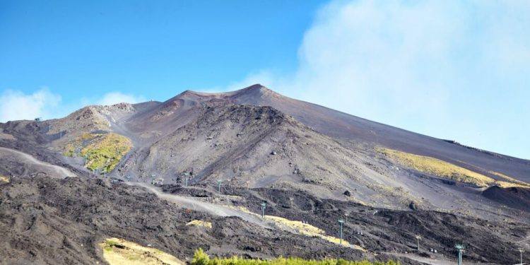 Etna, esplosione nel cratere Voragine: cenere verso sud-est
