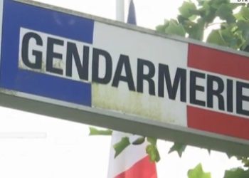 Un ex alto funzionario pubblico francese è accusato di aver drogato 250 donne per farle urinare addosso davanti a lui