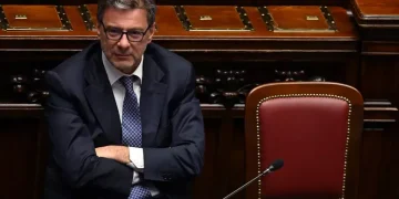 Giorgetti firma decreto sulle accise mobili, sconto sul gasolio solo fino al 26 agosto