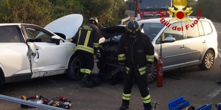 Scontro tra due auto a San Vero Milis: uomo estratto dalle lamiere