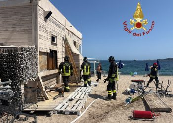 Olbia, in fiamme chiosco alle saline