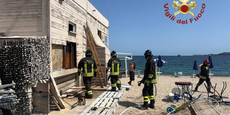 Olbia, in fiamme chiosco alle saline