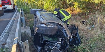 Posada, escono di strada con l’auto: tre feriti gravi