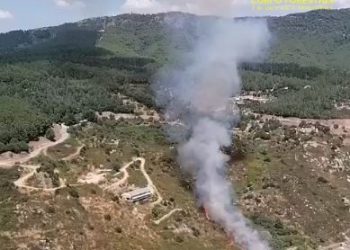 Fiamme ad Arzana, presenti due elicotteri