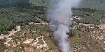 Fiamme ad Arzana, presenti due elicotteri