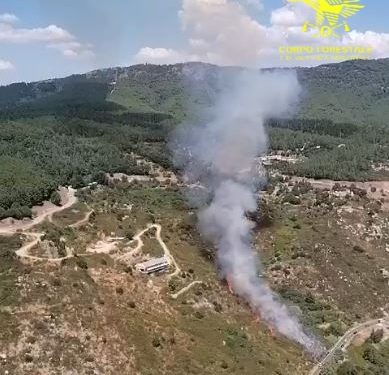 Fiamme ad Arzana, presenti due elicotteri
