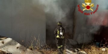 In fiamme capannone a Silí, intervento dei Vigili del fuoco