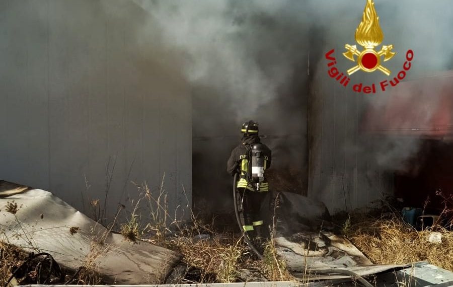 In fiamme capannone a Silí, intervento dei Vigili del fuoco
