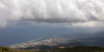 Maltempo, arriva la tempesta: nubifragi e raffiche oltre i 100 km/h. Sardegna e Corsica colpite dai temporali