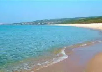 Sequestrati ombrelloni, sdrai e surf lasciati di notte in spiaggia Badesi