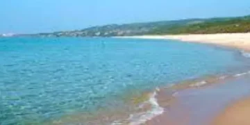 Sequestrati ombrelloni, sdrai e surf lasciati di notte in spiaggia Badesi