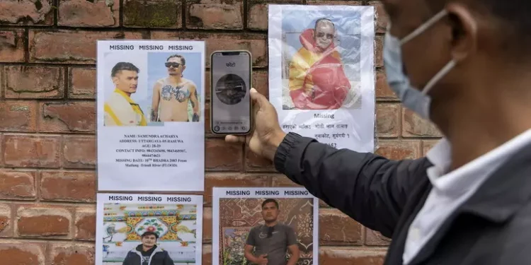 Nepal, il bilancio sale a 734 morti e 2.498 dispersi