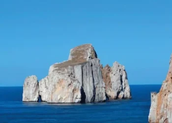 Porta via pietre dal Faraglione del Pan di Zucchero, denunciato un turista
