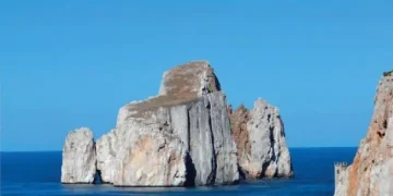 Porta via pietre dal Faraglione del Pan di Zucchero, denunciato un turista