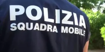 Calci e pugni per portare via il monopattino a un coetaneo