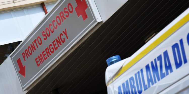Spara all’arrestato in fuga dal pronto soccorso: agente indagato per tentato omicidio