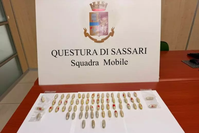 A Porto Torres con 66 ovuli di eroina, arrestata dopo lo sbarco