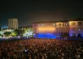 Raf sul palco a Carbonia canta i suoi successi. Una notte di musica indimenticabile