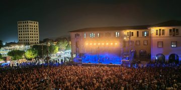 Raf sul palco a Carbonia canta i suoi successi. Una notte di musica indimenticabile