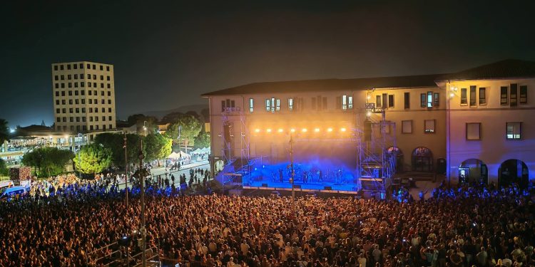 Raf sul palco a Carbonia canta i suoi successi. Una notte di musica indimenticabile
