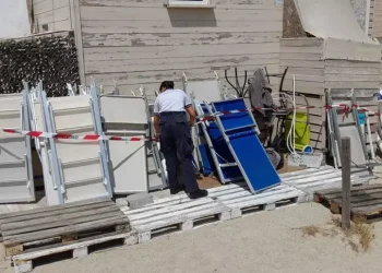 Controlli Guardia costiera in Gallura, sequestrati ombrelloni e lettini abusivi