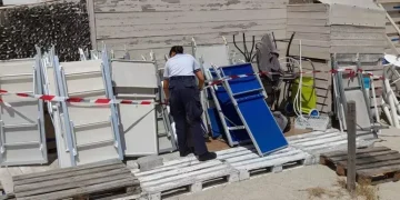 Controlli Guardia costiera in Gallura, sequestrati ombrelloni e lettini abusivi