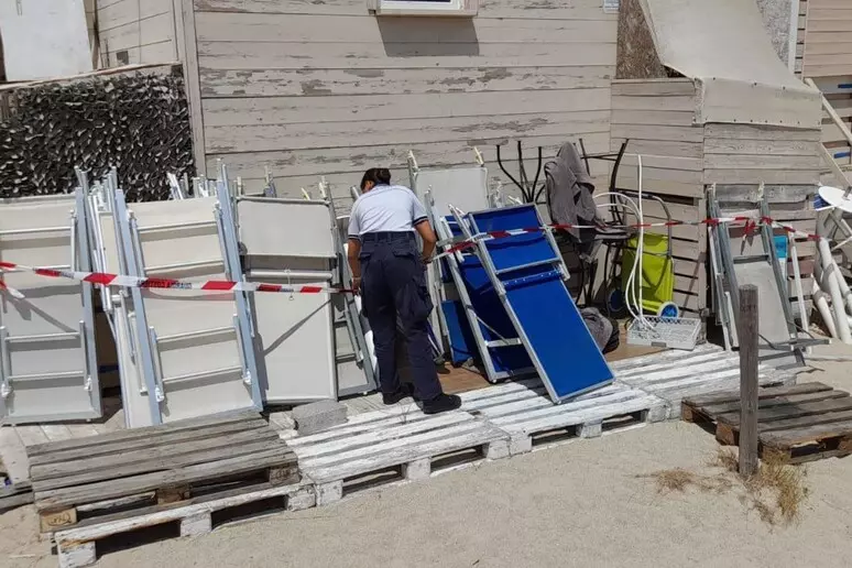 Controlli Guardia costiera in Gallura, sequestrati ombrelloni e lettini abusivi