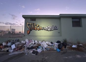 Nuovo murales di Manu Invisible: “Striscia l’immondizia” diventa virale