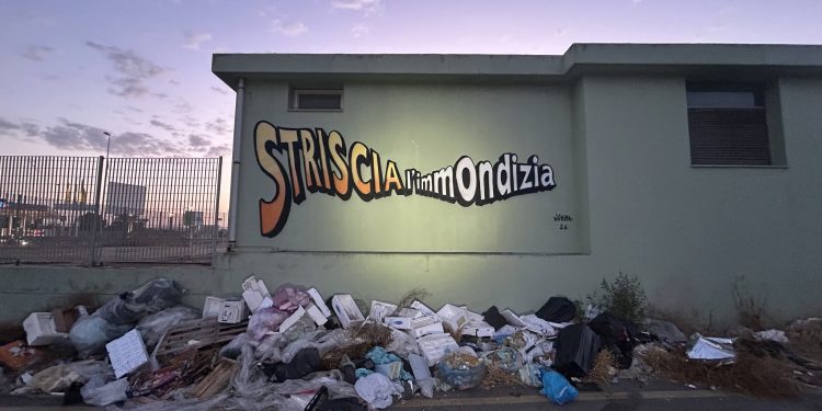 Nuovo murales di Manu Invisible: “Striscia l’immondizia” diventa virale
