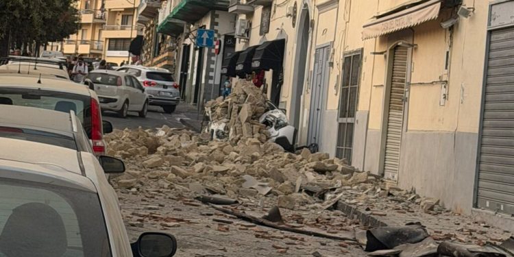 Terremoto ai Campi Flegrei, continua lo sciame sismico: 21 persone ferite, due in codice rosso