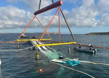 Iniziate le operazioni di recupero dello yacht affondato in Costa Smeralda
