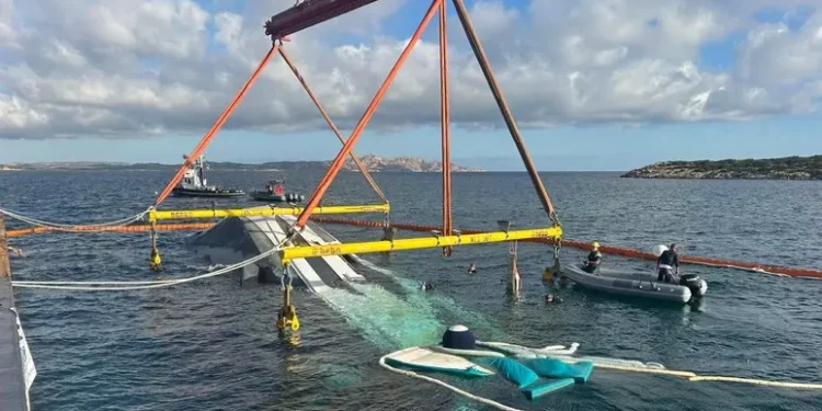 Iniziate le operazioni di recupero dello yacht affondato in Costa Smeralda