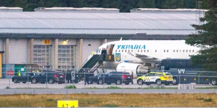 Cremlino: ‘La minaccia all’aereo di Zelensky non esisteva’