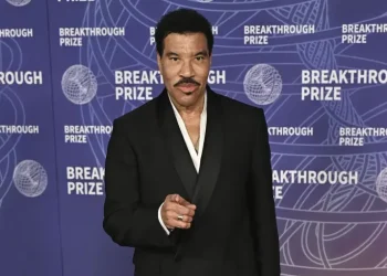 Lionel Richie ricoverato in terapia intensiva dopo un concerto a St. Louis