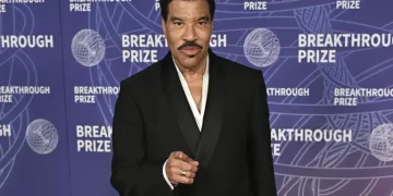Lionel Richie ricoverato in terapia intensiva dopo un concerto a St. Louis