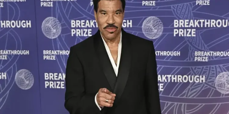 Lionel Richie ricoverato in terapia intensiva dopo un concerto a St. Louis
