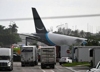 Aereo cargo Amazon fuori pista a Miami, 5 morti e 5 feriti: aperta un’indagine