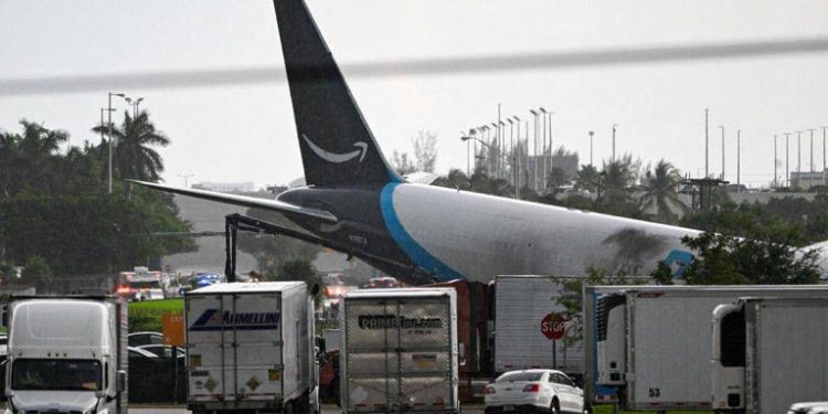 Aereo cargo Amazon fuori pista a Miami, 5 morti e 5 feriti: aperta un’indagine