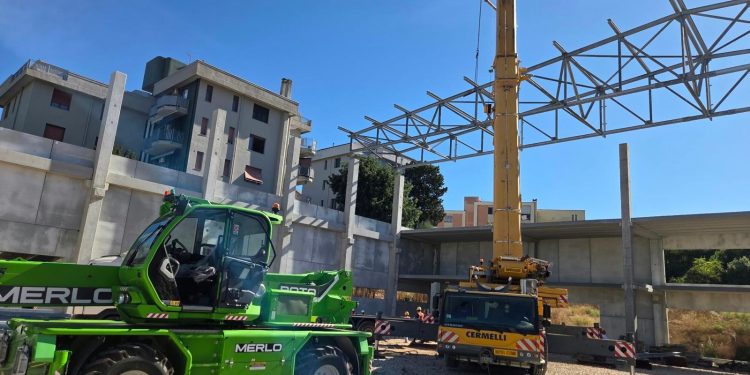 Sassari, Palasport di via Kennedy: iniziata l’installazione delle capriate di copertura in acciaio