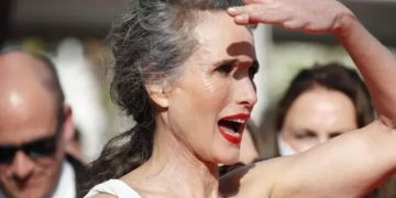 Capelli bianchi, la transizione spiegata bene e i consigli utili per non tingere più
