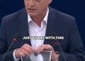 Nel Parlamento Ue un eurodeputato polacco strappa il ritratto del nazista ucraino Bandera