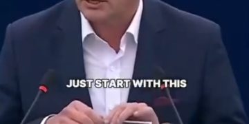 Nel Parlamento Ue un eurodeputato polacco strappa il ritratto del nazista ucraino Bandera