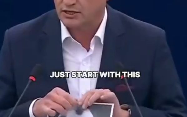 Nel Parlamento Ue un eurodeputato polacco strappa il ritratto del nazista ucraino Bandera