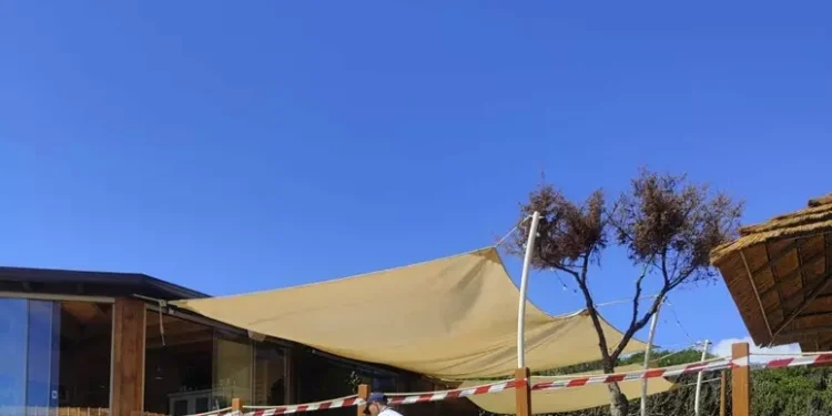 Sequestrata terrazza di un chiosco in spiaggia a Castiadas, una denuncia